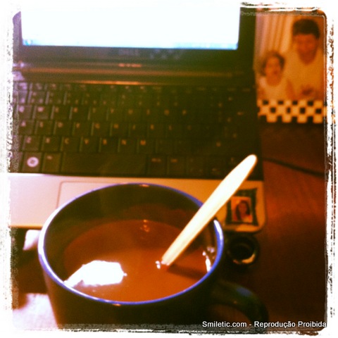Frio na base da sopa e do chocolate quente cremoso