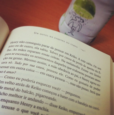 "- Não se preocupe, ela acaba voltando. Não perca a fé. Continue escrevendo. Tempo e espaço não são coisas fáceis de lidar, acredite em mim. (...) O relacionamento humano é um negócio difícil, difícil de ser cultivado. Mas não desista. Alguma coisa de bom vai sair daí. No final, acaba dando tudo certo, você vai ver. - Eu gostaria de ter a mesma esperança que você - disse Henry. - Esperança é tudo o que tenho. A esperança faz a gente acordar de manhã."